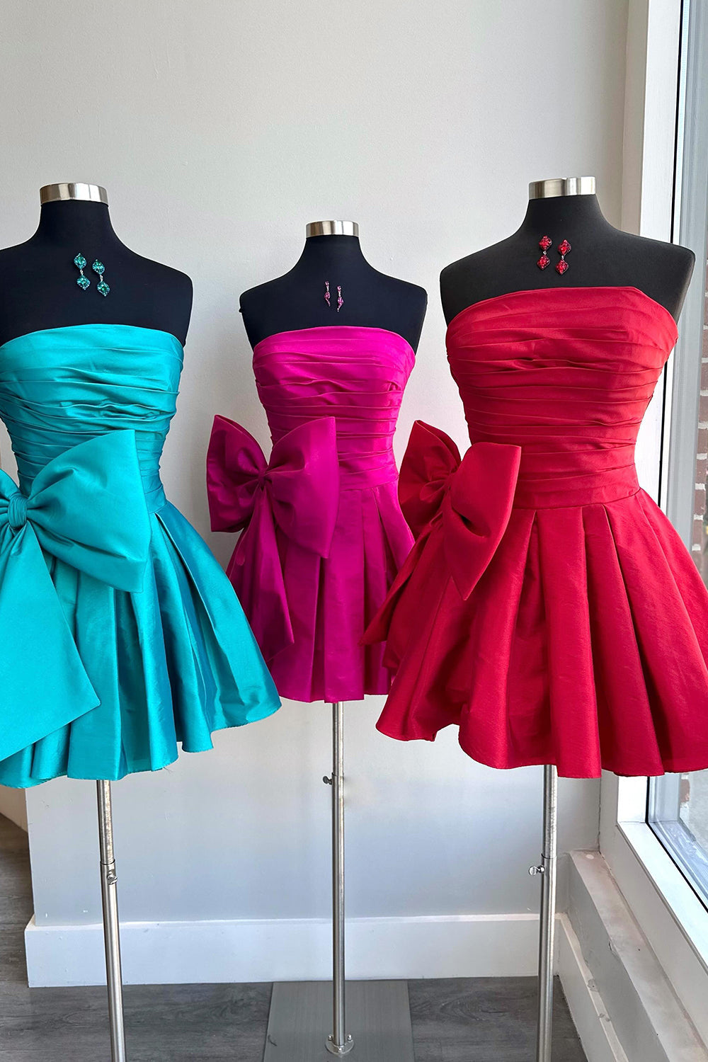 Red Homecoming Dress Strapless A-Line Satin Short Prom Dress with Bowknot