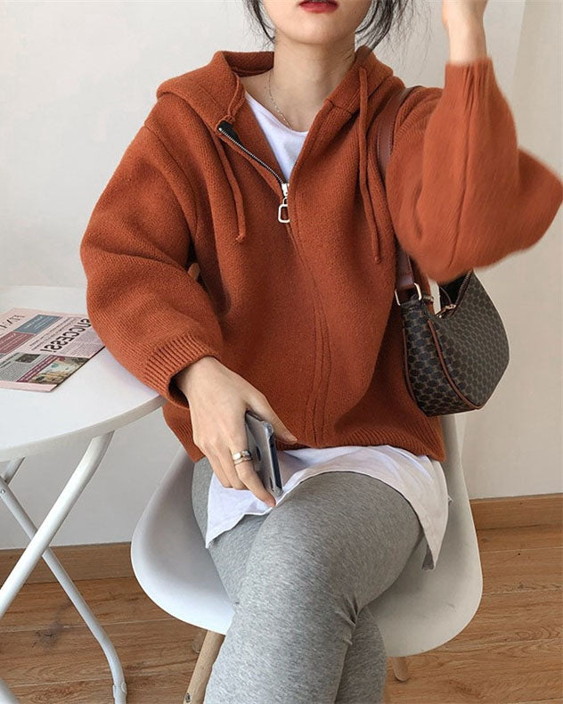 Short loose knitted hooded sweatshirt